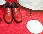 le scarpe del papa sono di prada|Le scarpe rosse di Papa Benedetto XVI: il ricordo in un dettaglio.